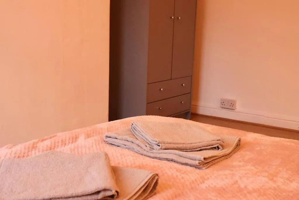 Cozy Family Stay With Free Parking And Wifi Leeds  0*, Leeds (West Yorkshire)