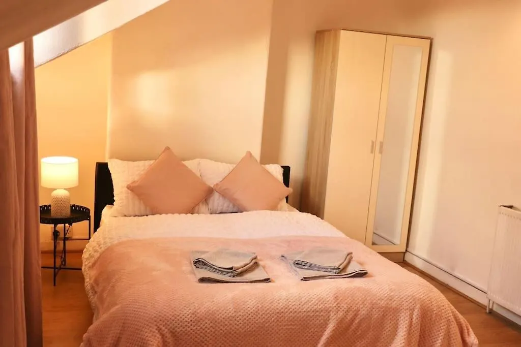 Cozy Family Stay With Free Parking And Wifi Leeds  Apartment