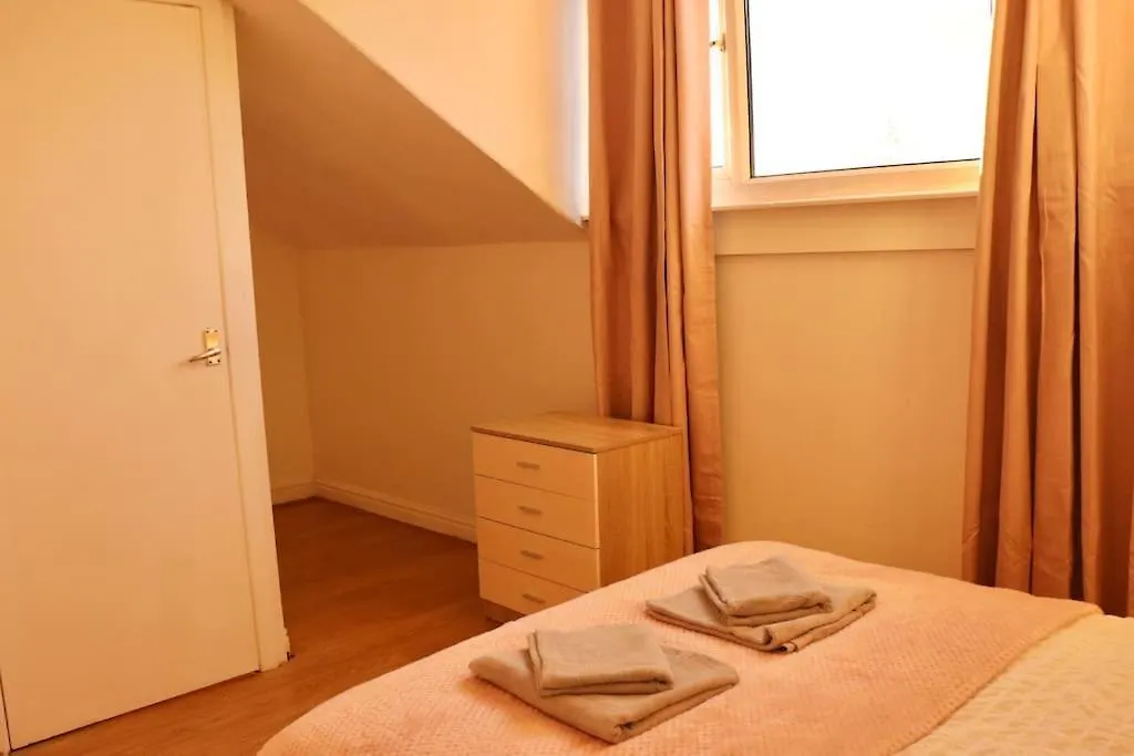 Cozy Family Stay With Free Parking And Wifi Leeds  United Kingdom