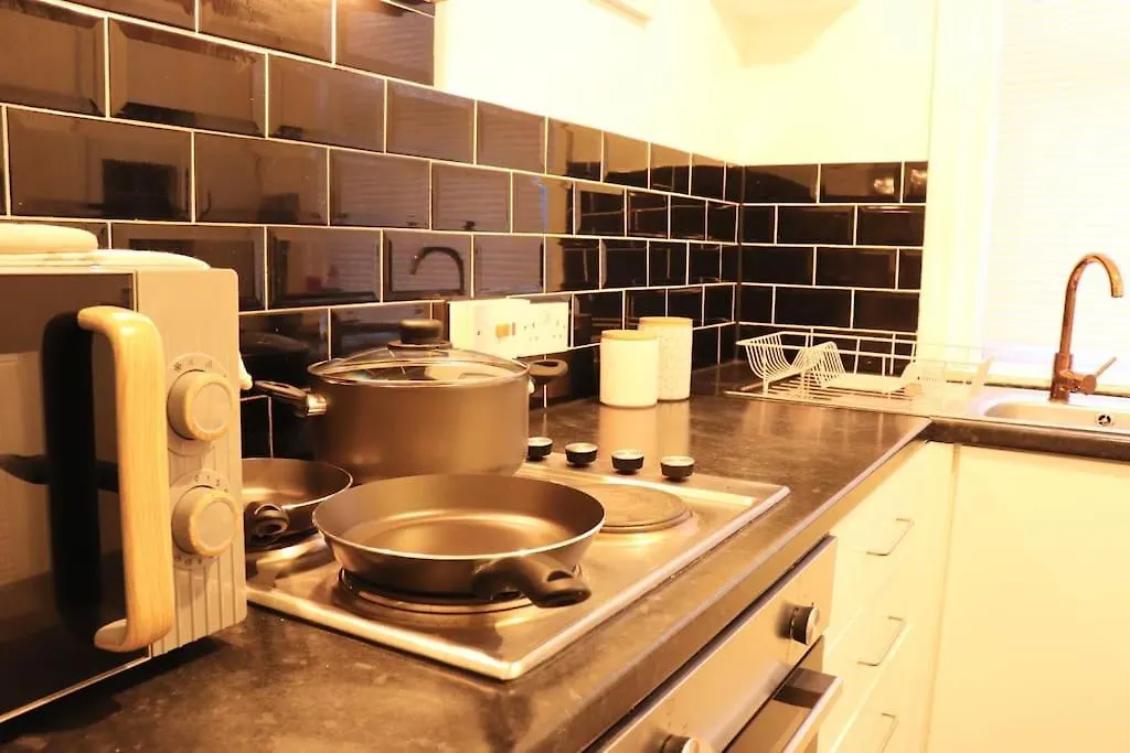 Cozy Family Stay With Free Parking And Wifi Leeds  Apartment