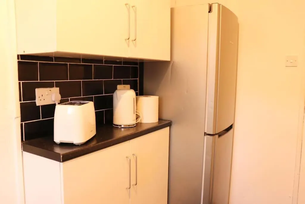 Cozy Family Stay With Free Parking And Wifi Leeds  United Kingdom