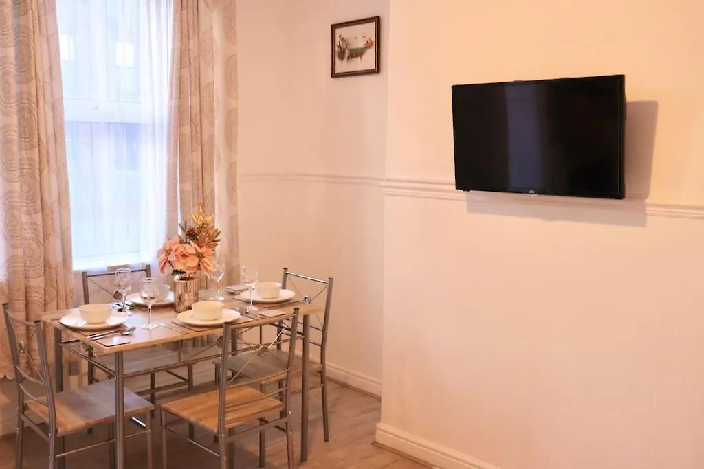 Cozy Family Stay With Free Parking And Wifi Leeds  Apartment