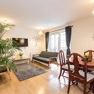 Elegant 2 Bedroom Centre - Free Parking - Private Balcony Apartment Edinburgh