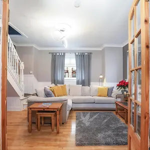 Beautiful 4 Bedroom - Free Parking Holiday home Edinburgh